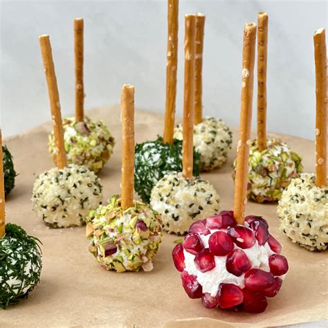 Įvairūs sūrio rutuliukai su priedais