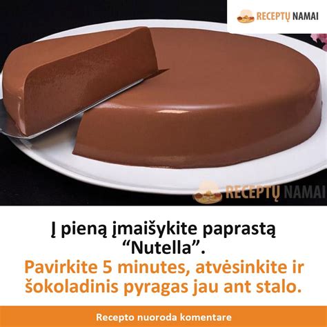 šokoladinis pyragas ant stalo