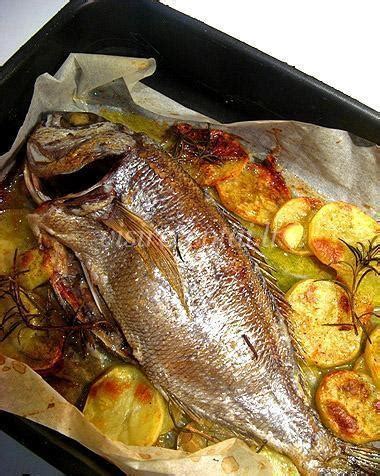 Kepta žuvis su citrinos griežinėliais ir žolelėmis