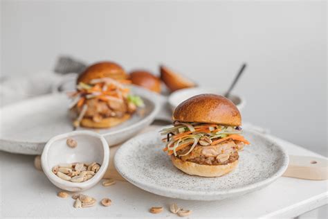 Įvairūs ingredientai burgeriams: daržovės, padažai, sūris
