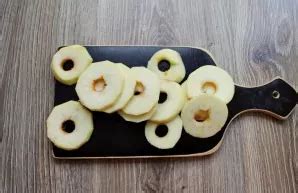 Obuolių pjaustymas plonais griežinėliais