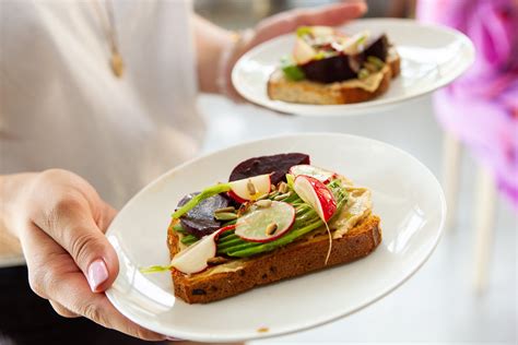 Humusas ant duonos skrebučio