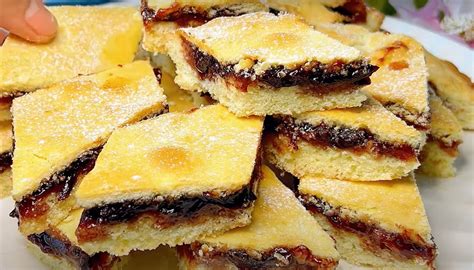 Tradicinio obuolių pyrago su vyšnių uogiene paruošimas