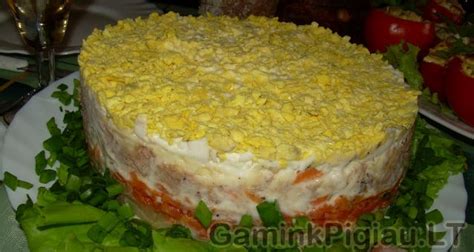 iškilmingai papuoštas žuvies tortas su ikrais ir žalumynais