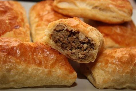 Mėsos pyragėliai iš sluoksniuotos tešlos