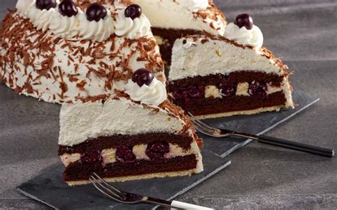 Juodojo miško tortas su vyšniomis ir šokolado drožlėmis