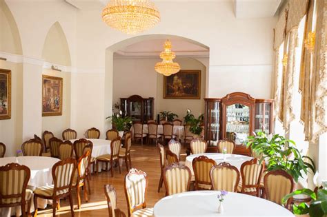 Raudondvario oranžerijos restorano interjeras su istoriniais baldais