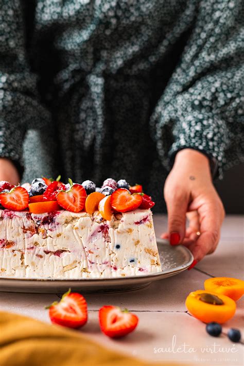 Šviežių uogų ir varškės tortas
