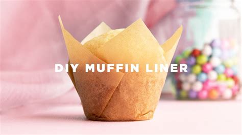 Homemade muffin molds from baking paper using a jar