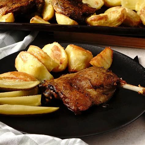 Lėtai keptos žąsies minkšta mėsa