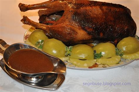 Žąsis kepimo inde orkaitėje