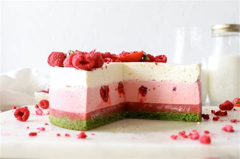 Špinatų tortas su braškėmis pjūvyje