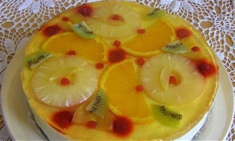 Tortas su vėliūru ir vaisiais