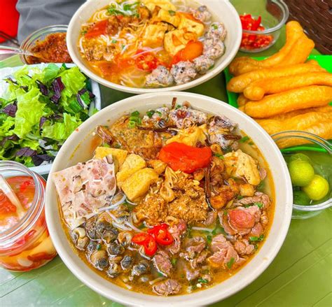 Bún riêu cua ingredientai ir patiekimas