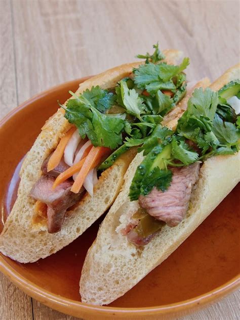 Banh Mi sumuštinis su įvairiais įdarais