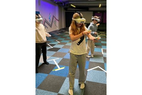 Žmonės su VR akiniais žaidžiantys žaidimus