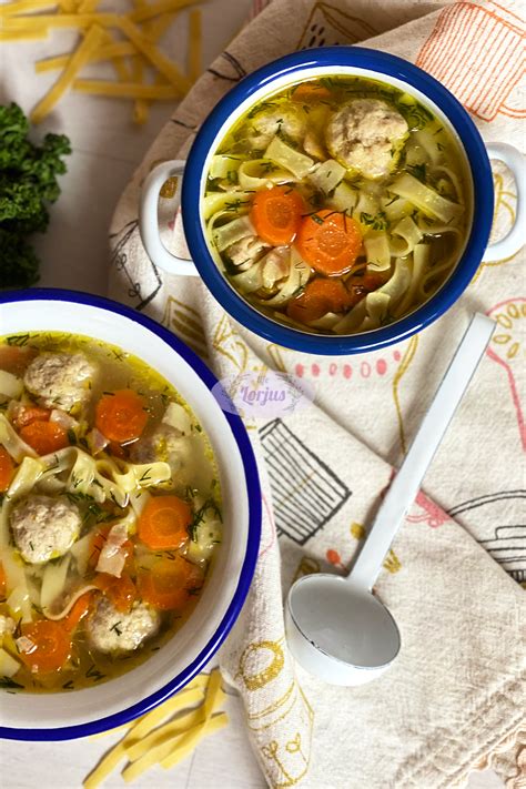 Mėsos kukulių sriuba su makaronais lėkštėje