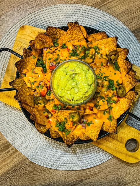 Nachos su gvakamole ir sūrio padažu
