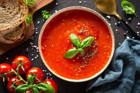 Ingredientai klasikinei pomidorų sriubai