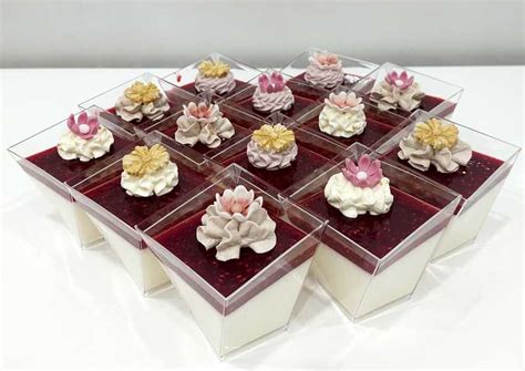 įvairūs spalvingi mini desertai stikliniuose indeliuose