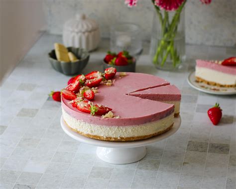 Galutinis, puošnus nekeptas tortas su šviežiomis braškėmis ir mėtomis