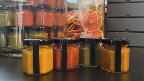 Spalvinga Izraelio turgavietė su prieskoniais ir šviežiais produktais