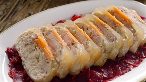 Lėkštė su patiektu Gefilte fiš patiekalu