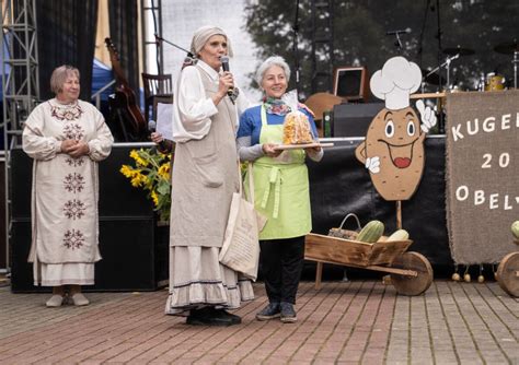 Žmonės ragauja kugelį kulinarijos festivalyje