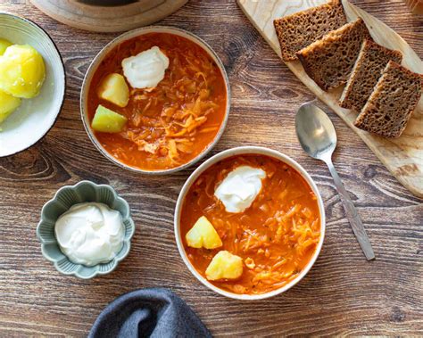 Asorti variantų raugintų kopūstų sriubos ingredientų