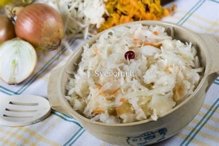 Įvairūs patiekalai iš raugintų kopūstų, pavyzdžiui, salotos ar sumuštiniai