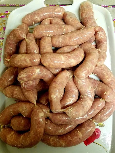 Įvairios naminės dešrelės ir jų ingredientai