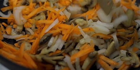 Egg Rolls įdaro ingredientai: vištiena, kopūstai, morkos ir grybai