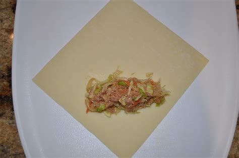 Egg Rolls įdaro dėjimas ant tešlos lakštelio kampo