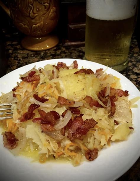 Rauginti kopūstai su bulvėmis ir šonine