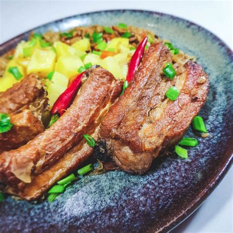 Kiaulienos šonkauliai su raugintais kopūstais