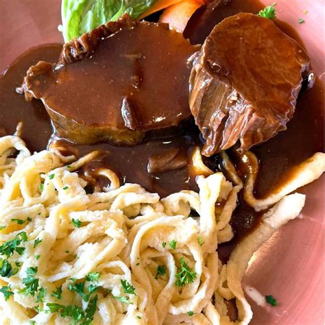 Tradicinis vokiškas Sauerbraten patiekalas su garnyrais