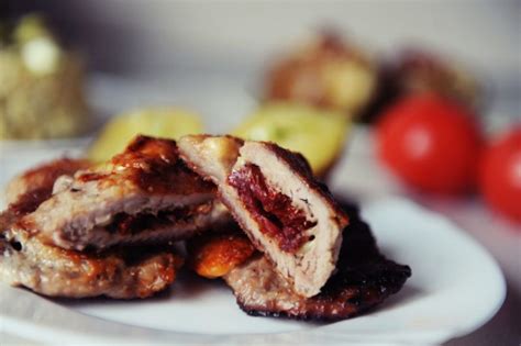 Kiaulienos kepsniai su saulėje džiovintais pomidorais ir mėlynuoju pelėsiniu sūriu