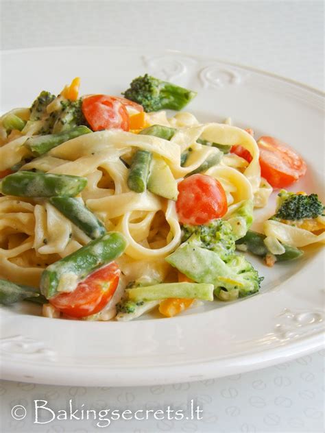 Tagliatelle makaronai su įvairiomis daržovėmis