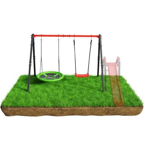 Nuotrauka su gandro lizdu ir jaunikliais