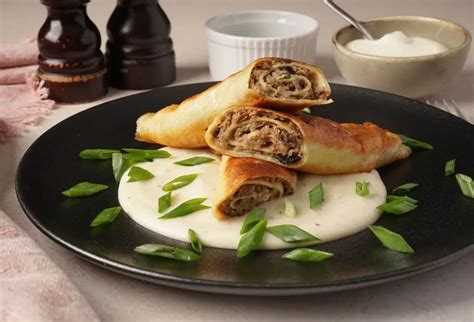Gurmaniškų lietinių su pievagrybiais ir sūrio padažu ingredientai