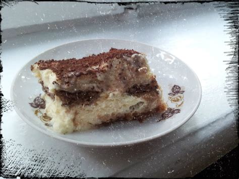 Paruoštas tiramisu pyragas, pabarstytas kakava