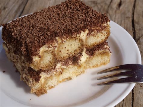 Lėkštėje patiektas Tiramisu gabalėlis