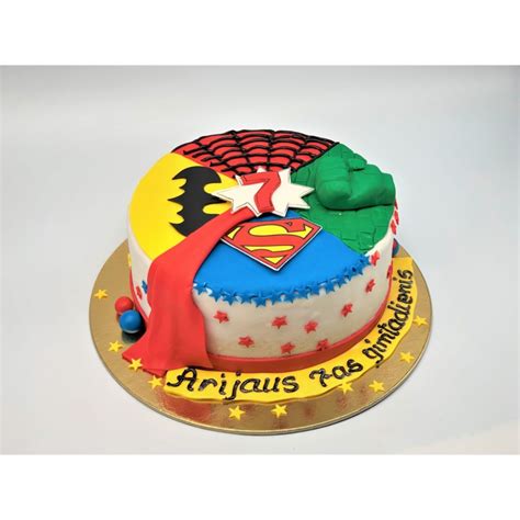 Vaikiškas tortas su superherojų figūrėlėmis