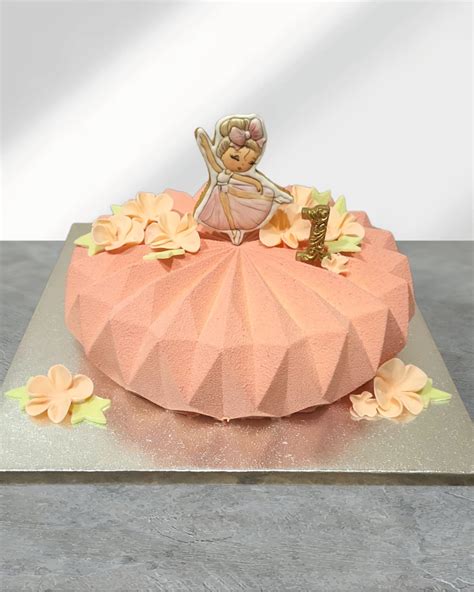 Tortas su automobilio formos figūrėle