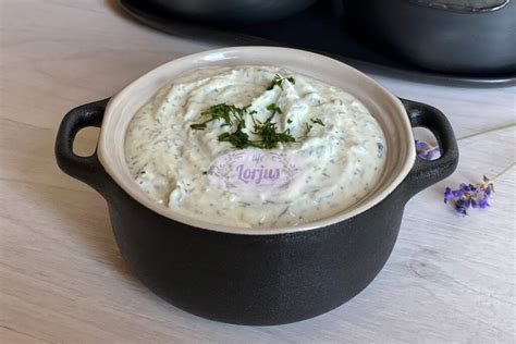 Česnakinis padažas su raugintais agurkais ir patiekalai, prie kurių jis tinka