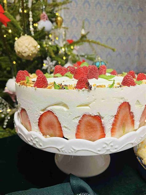 Gaivus tortas su braškėmis ir sausainių pagrindu