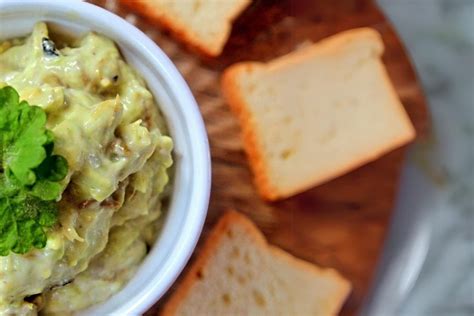 avokadų ir varškės užtepėlė ant duonos