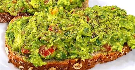 avokadų ir česnako užtepėlė ant duonos