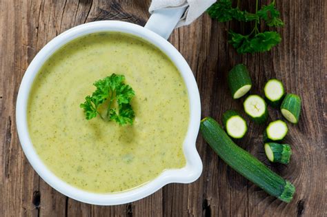 Gaivi cukinijų sriuba su žolelėmis
