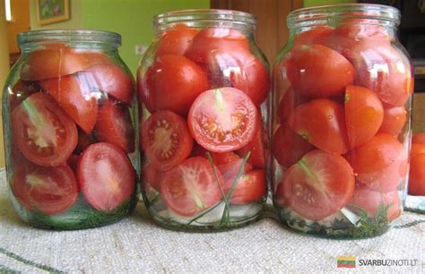 Marinuoti pjaustyti pomidorai stiklainyje